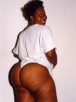 ebony woman shows her nice thick ass